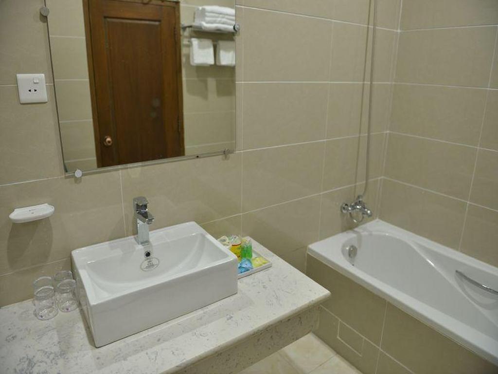 Hotel Myitkyinā Buitenkant foto