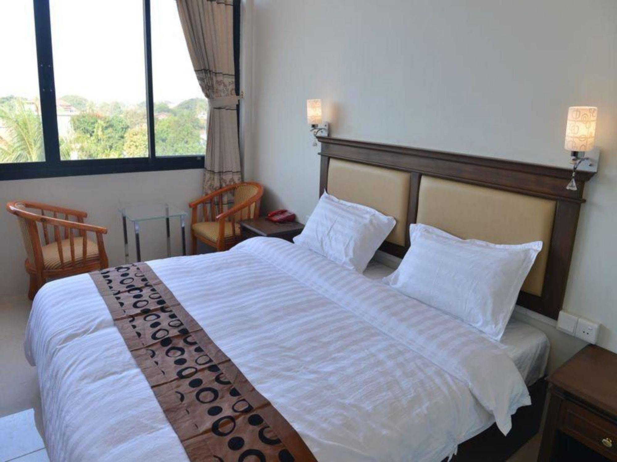 Hotel Myitkyinā Buitenkant foto