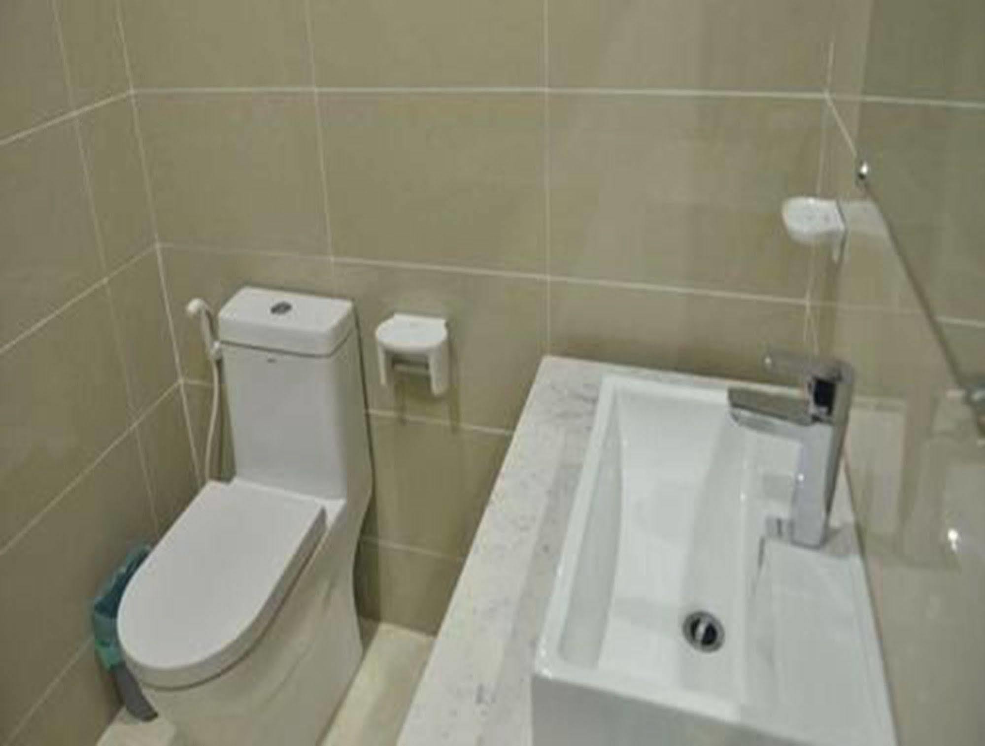 Hotel Myitkyinā Buitenkant foto