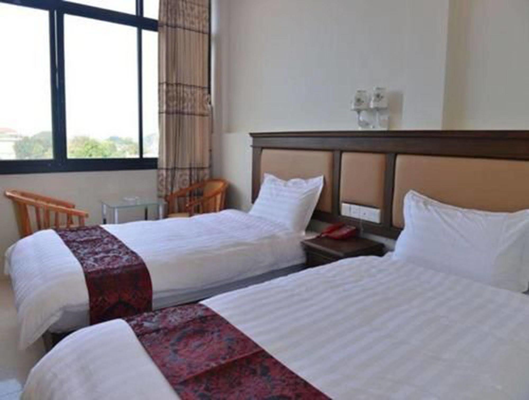 Hotel Myitkyinā Buitenkant foto