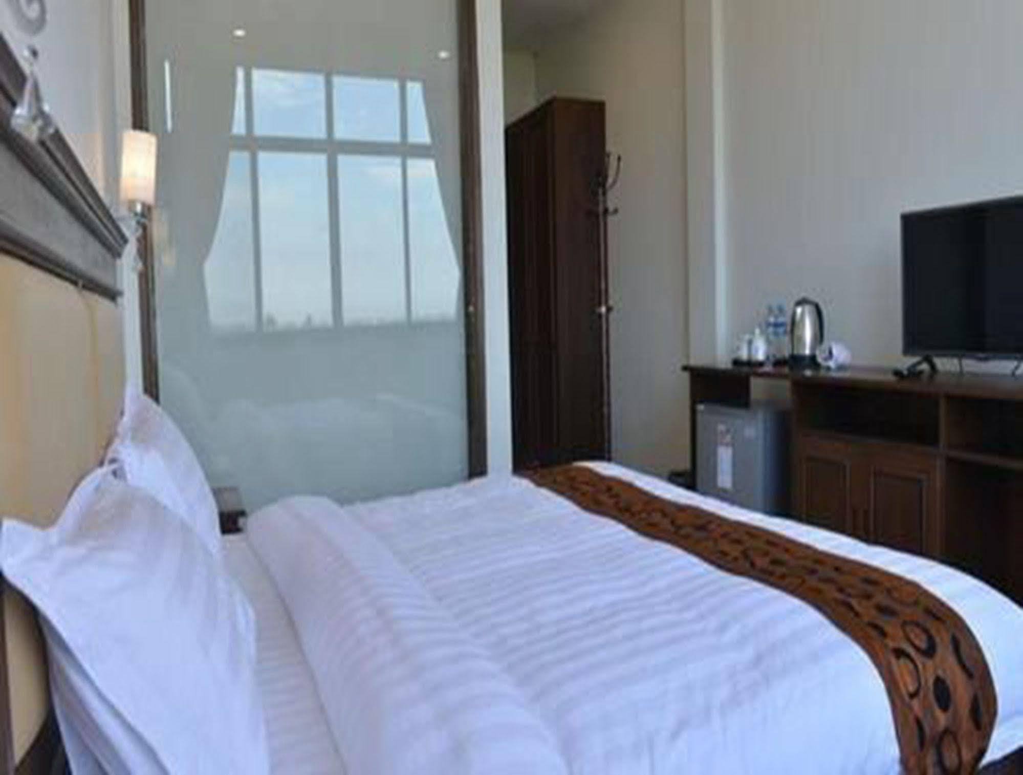 Hotel Myitkyinā Buitenkant foto