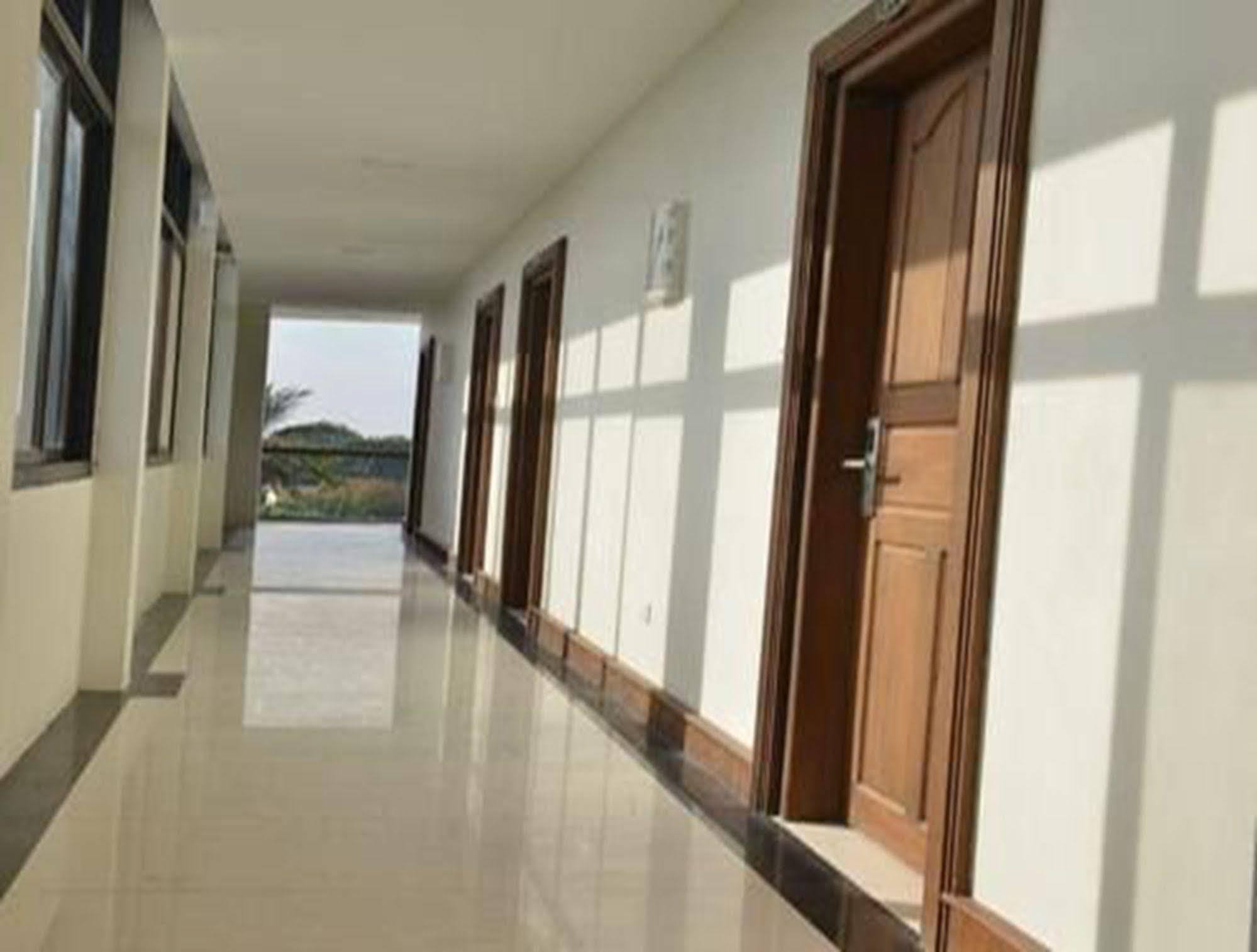 Hotel Myitkyinā Buitenkant foto